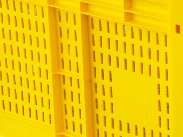Yellow pallot box, this big box is injected in a flashy color for hight visibility requirements